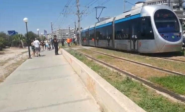 Ασύλληπτη τραγωδία στον Άλιμο: Τον σκότωσε το τραμ – Έσωσε τη βαφτιστήρα του